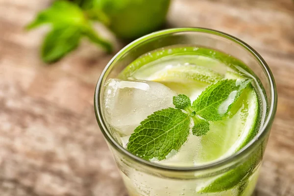 Bevanda Rinfrescante Con Menta Lime Vetro Sul Tavolo Primo Piano — Foto Stock