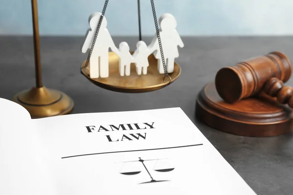 Figura Famiglia Bilancia Della Giustizia Martelletto Libro Con Parole Legge — Foto Stock