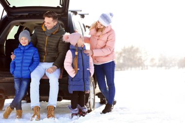 Mutlu aile araba kış gününde yakınındaki