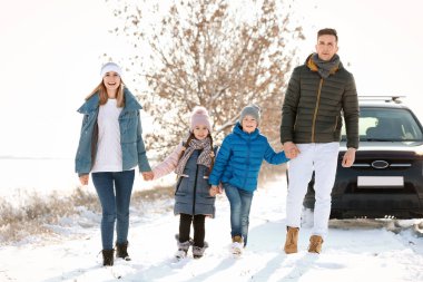 Mutlu aile kırsal kış gününde yürüyüş