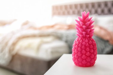 Mum oda tablo şeklinde ananas