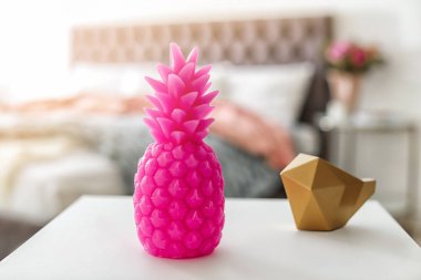 Mum oda tablo şeklinde ananas