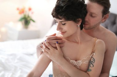 Evde yatakta samimi olmak güzel genç çift