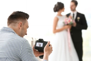 Kamera ve evlilik çift Studio profesyonel fotoğrafçı