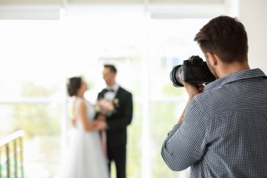 Profesyonel fotoğrafçı alarak fotoğraf düğün çift Studio