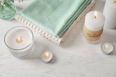 Açık renkli mum yanan ile güzel kompozisyon