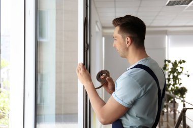 Mühürleme köpük bandı pencere kapalı koyarak inşaat işçisi