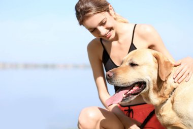 Genç bir kadın ve köpeğini açık havada birlikte vakit. Evde beslenen hayvan kaygı