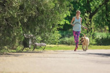 Genç bir kadın ve köpeğini açık havada birlikte vakit. Evde beslenen hayvan kaygı