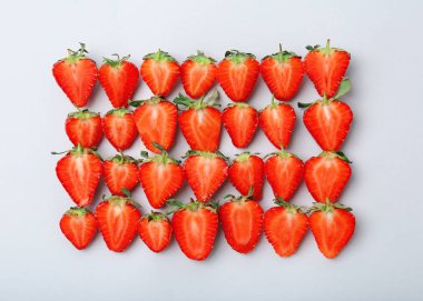 Işık arka plan üzerinde olgun kırmızı çilek ile düz yatıyordu kompozisyon