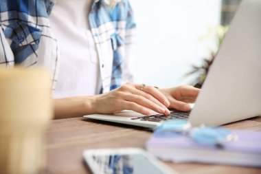 Masa başında, closeup laptop ile çalışan genç kadın