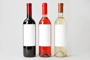 Beyaz arka plan boş etiketlerle lezzetli şaraplar şişe