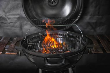 Yeni modern Barbekü ızgara kömürün üstünde siyah arka plan ile