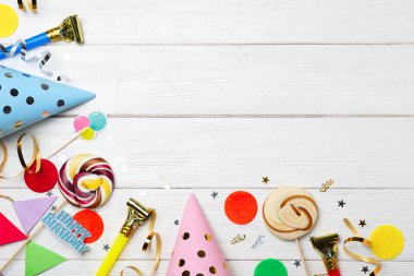 Doğum günü partisi öğeleri ahşap arka plan üzerinde ile düz yatıyordu kompozisyon