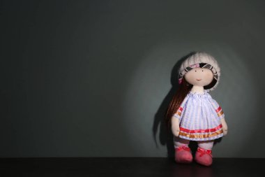 Terk edilmiş Bebek tabloda gri bir arka plana dayanır. Çocuk psikologu ziyaret etmek için zaman