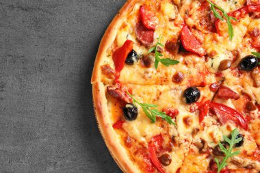 Güzel pizza zeytin ve sosis masada, üstten görünüm