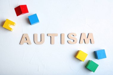 Açık renkli üzerinde kelime otizm ile düz yatıyordu kompozisyon