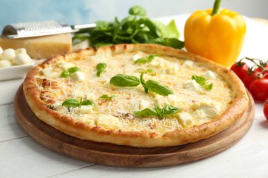 Peynir ve fesleğen masada lezzetli pizza