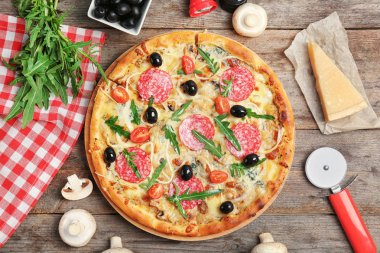 Güzel pizza ve maddeler tablosundaki düz yatıyordu kompozisyonu