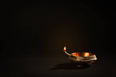 Diwali diyas veya kil lambalar koyu arka plan üzerinde