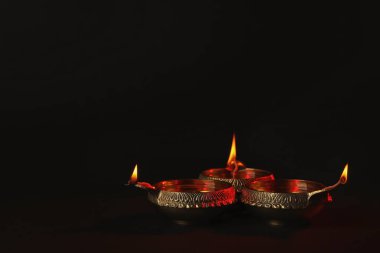 Diwali diyas veya kil lambalar koyu arka plan üzerinde
