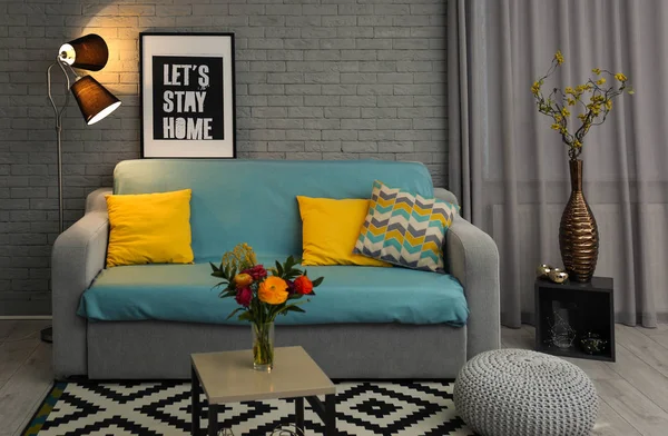 居心地の良いソファ付きのモダンな客室インテリア — ストック写真
