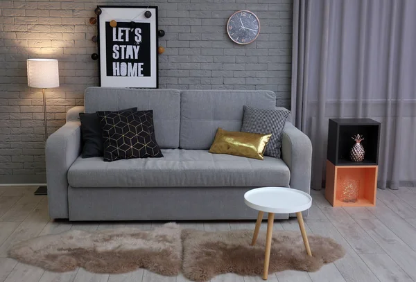 居心地の良いソファ付きのモダンな客室インテリア — ストック写真