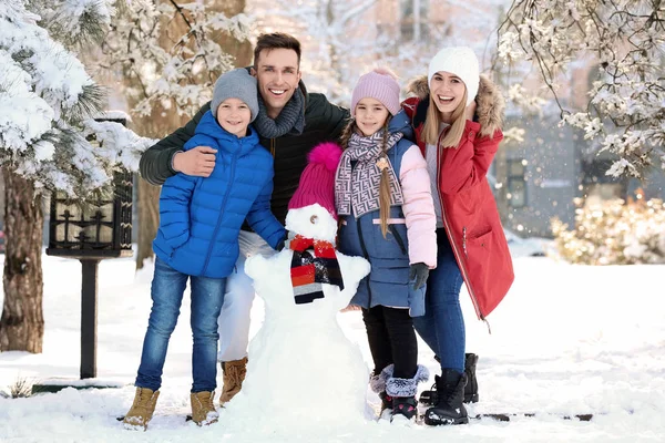 Famiglia Felice Con Pupazzo Neve Nel Parco Invernale — Foto Stock