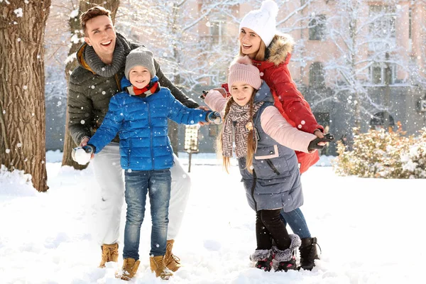 Ritratto Famiglia Felice Nel Parco Invernale — Foto Stock