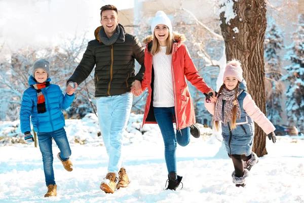 Happy Family Walking Winter Park — Stock Photo, Image