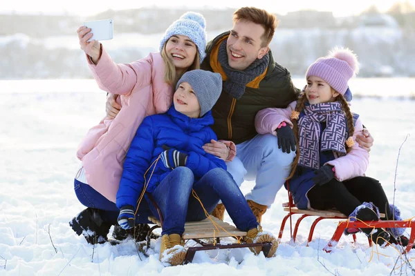 Felice Famiglia Prendendo Selfie All Aperto Giorno Inverno — Foto Stock