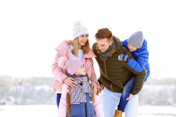 Retrato Familia Feliz Aire Libre Día Invierno — Foto de Stock