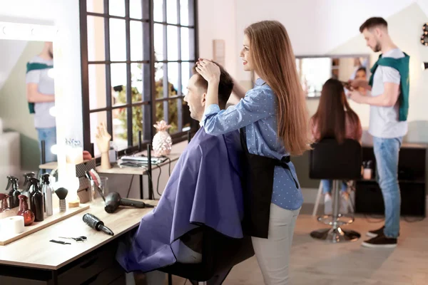 Professioneller Friseur Arbeitet Mit Klient Schönheitssalon — Stockfoto