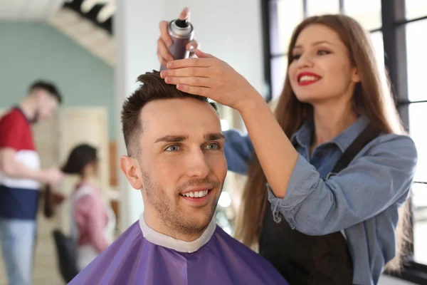 Coiffeur Professionnel Travaillant Avec Client Dans Salon Beauté — Photo