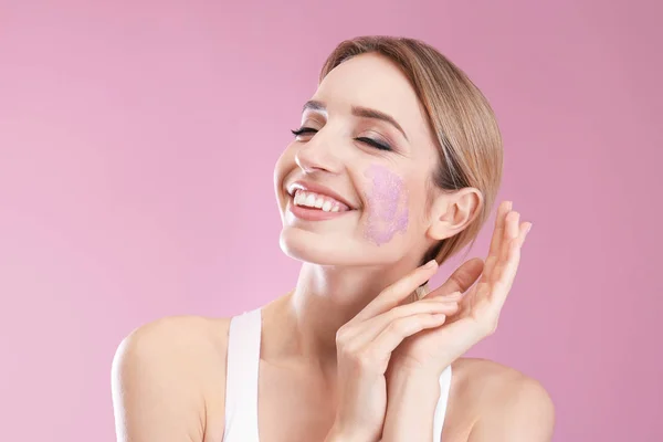 Wanita Muda Menerapkan Scrub Alami Wajahnya Terhadap Latar Belakang Warna — Stok Foto