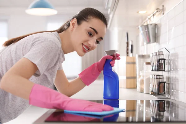 Jovem Mulher Limpando Fogão Com Pano Cozinha — Fotografia de Stock