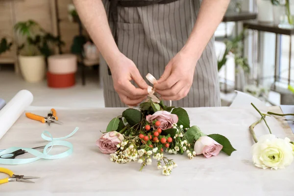 Floristería Masculina Creando Ramo Lugar Trabajo — Foto de Stock