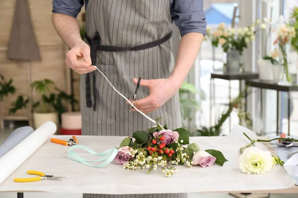 Floristería Masculina Creando Ramo Lugar Trabajo — Foto de Stock