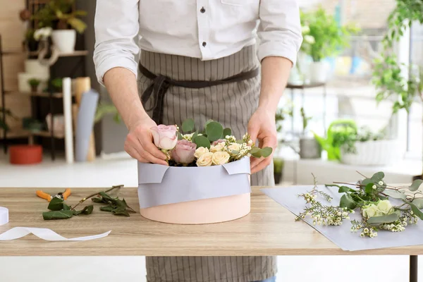 Floristería Masculina Creando Composición Floral Lugar Trabajo — Foto de Stock