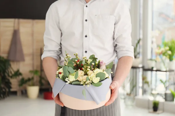 Masculino Florista Segurando Caixa Com Flores Local Trabalho — Fotografia de Stock