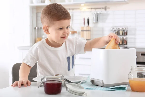 Netter Kleiner Junge Bereitet Toast Mit Süßer Marmelade Tisch — Stockfoto