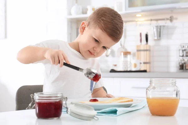 Süßer Kleiner Junge Verteilt Süße Marmelade Auf Toast Tisch — Stockfoto