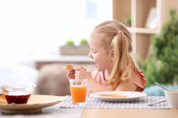 Süßes Kleines Mädchen Isst Leckeres Toastbrot Mit Marmelade Tisch — Stockfoto