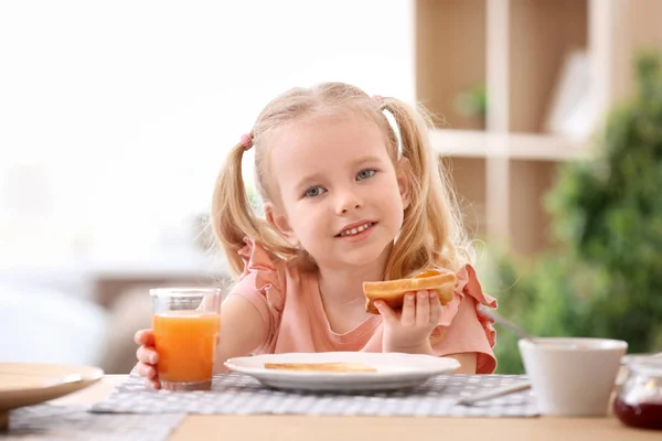 Χαριτωμένο Μικρό Κορίτσι Τρώει Νόστιμο Φρυγανισμένο Ψωμί Μαρμελάδα Στο Τραπέζι — Φωτογραφία Αρχείου