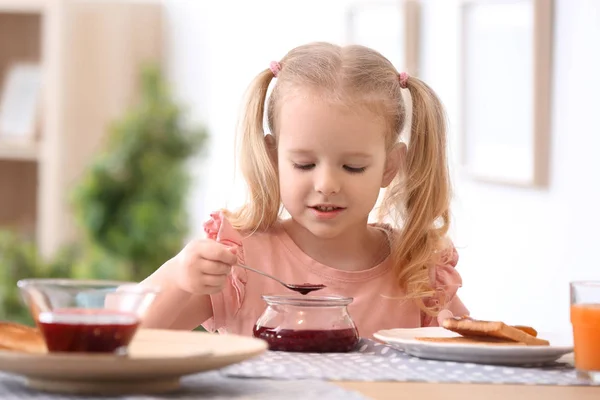 Nettes Kleines Mädchen Mit Marmelade Und Leckerem Toastbrot Tisch — Stockfoto