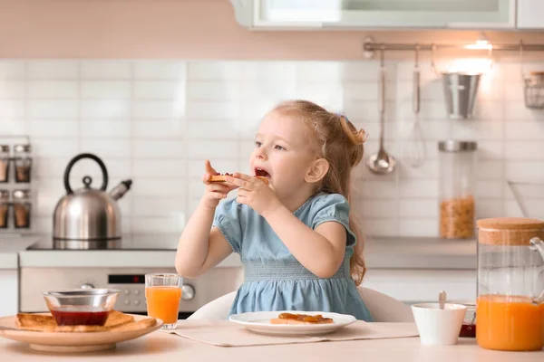 Entzückendes Kleines Mädchen Isst Leckeres Toastbrot Mit Marmelade Tisch Der — Stockfoto
