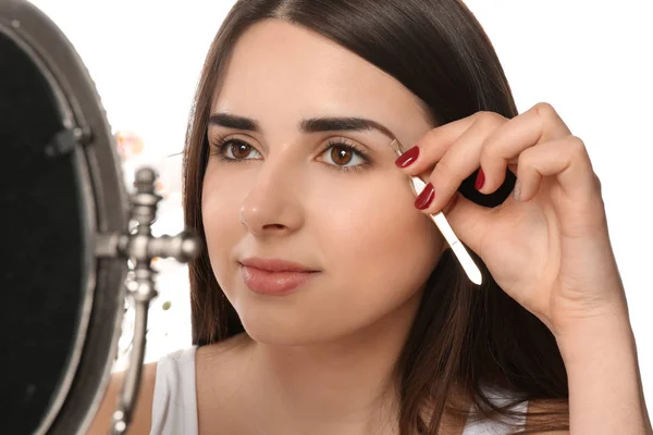 Junge Frau Zupft Augenbrauen Mit Pinzette Drinnen — Stockfoto