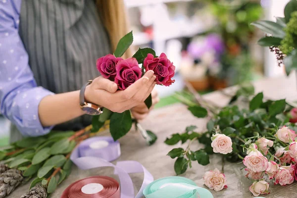 Floristería Femenina Haciendo Hermoso Ramo Tienda Flores Primer Plano — Foto de Stock