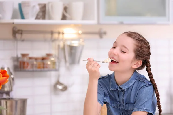 Nettes Mädchen Isst Leckeren Joghurt Der Küche — Stockfoto