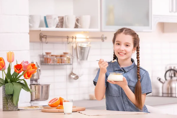 Симпатична Дівчина Їсть Смачний Йогурт Столом Кухні — стокове фото